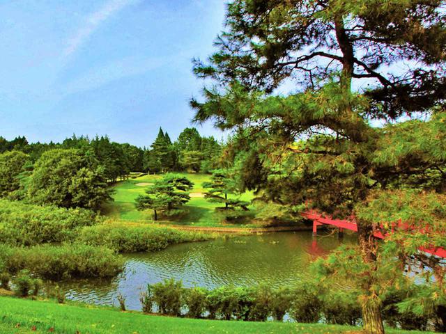 画像: 南コース3番ホール/170㍎/パー3 赤いボビーブリッジが架かる打ち下ろしの池越え。風の影響も計算してクラブ選択。グリーンオーバーは禁物