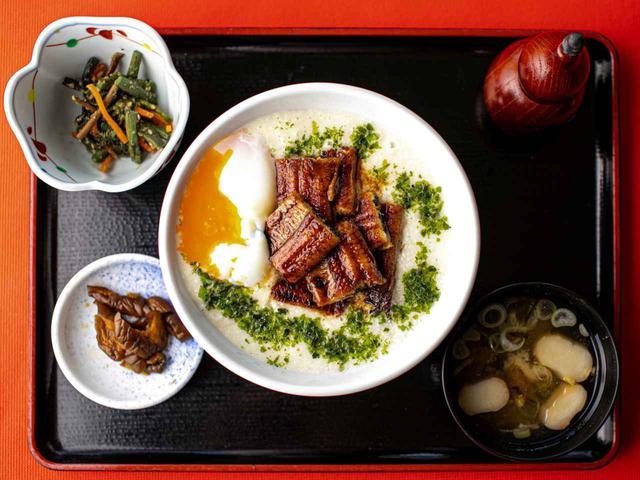 画像: 米はすべて地元・茨城産コシヒカリ。椀や小鉢には季節折々のものを使っている。小鉢、お新香、温泉卵、味噌汁付