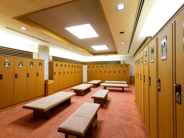 画像: 一般ロッカーは男女とも20〜30本ずつの部屋に区切られている。男性380本、女性155本