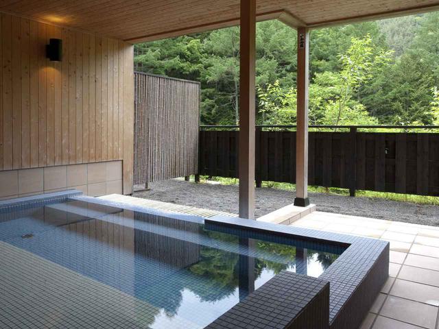 画像2: 立った姿勢で腰上まで浸かることができる立ち湯『雪月花』。アルカリ単純泉で肌がつるつるになる美肌の湯として評判が高い。寝ながら温泉に浸かれる寝湯や露天風呂付大浴場『白龍』