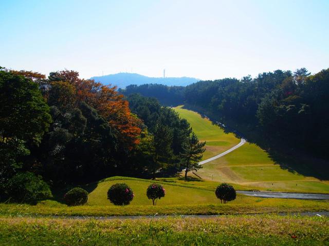 画像: 葉山国際カンツリー倶楽部エメラルドコース 5番ホール(408Y・P5)距離はないが登りがきつい。番手選びが重要