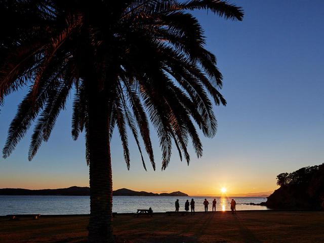 画像: 「夕日に染まる浜」では夕日が作り出す色彩が楽しめる