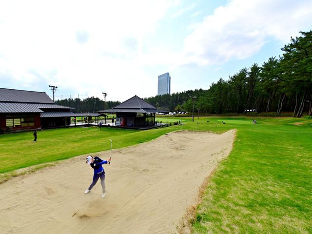 画像: 柏原プロのバンカーショットの原点。フェニックスカントリークラブのバンカー練習場