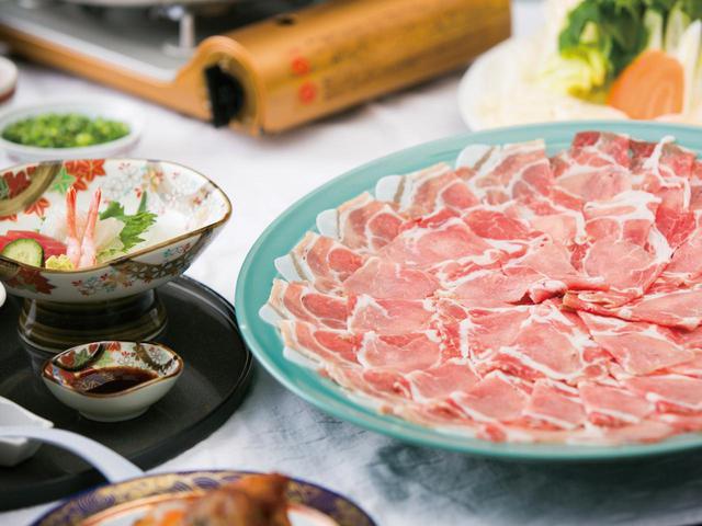 画像: 黒豚の産地として有名な鹿児島。夕食コースの「黒豚しゃぶしゃぶ」は地元民も太鼓判を押す美味しさだ
