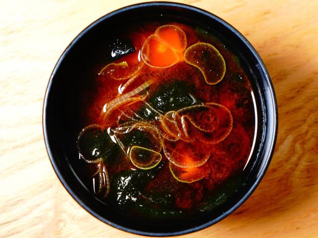 画像: 赤出汁の味噌汁がまたよく合うんです!