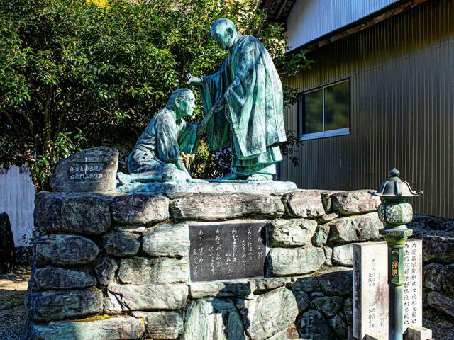 画像: 第12番札所・焼山寺にある衛門三郎像