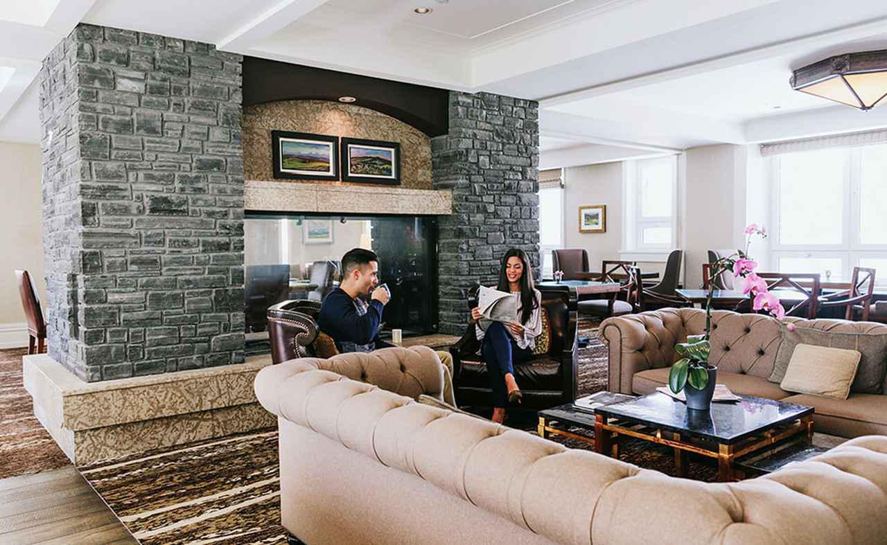 画像: フェアモントバンフスプリングス、ロビー、リビング