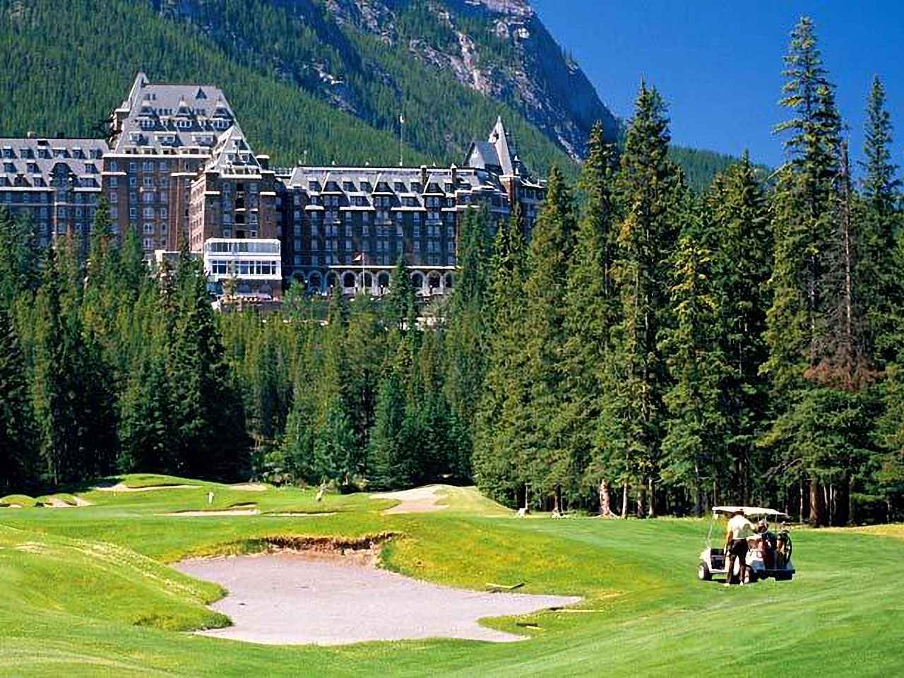 画像: フェアモントバンフスプリングスホテルの目の前に広がる、バンフスプリングスゴルフコース
