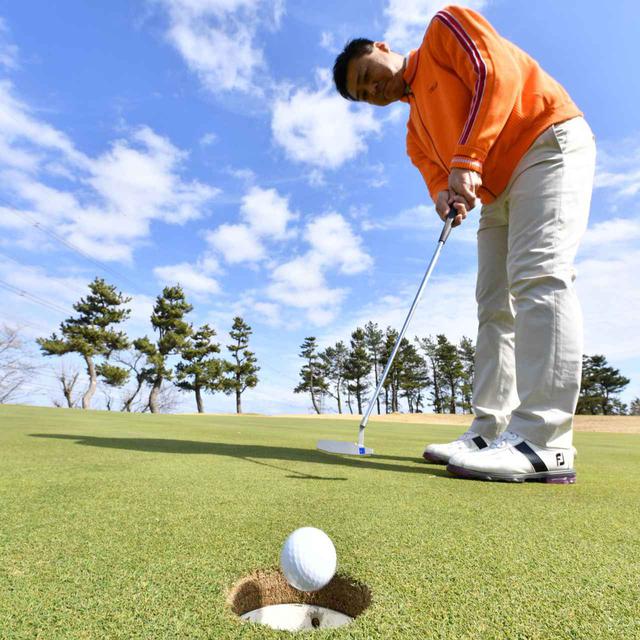 画像: ショートパットは、カップの向こう側に当たって入るぐらい強めタッチがいい