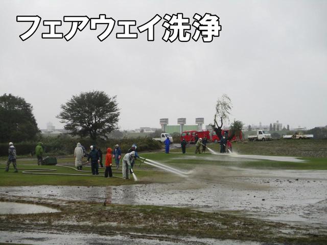 画像: フェアウェイの洗浄。この作業に約50日。同時にゴミ、流木などを回収。後方にはゴルフ場所有の消防車