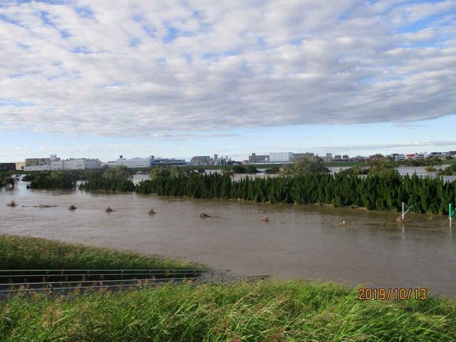 画像: 台風の翌朝。ゴルフ場全体が濁流にのまれ、見えるのはホールを隔てていた木々だけ