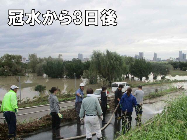 画像: 機材を運ぶ動線を確保するため、堤防からゴルフ場への道路の清掃から始めた