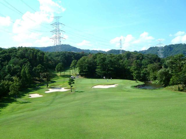画像: 清水コース2番(530Y・P5)グリーン手前の池に注意