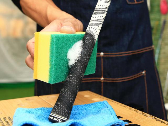 画像: 中性洗剤を付けたタオルやスポンジで