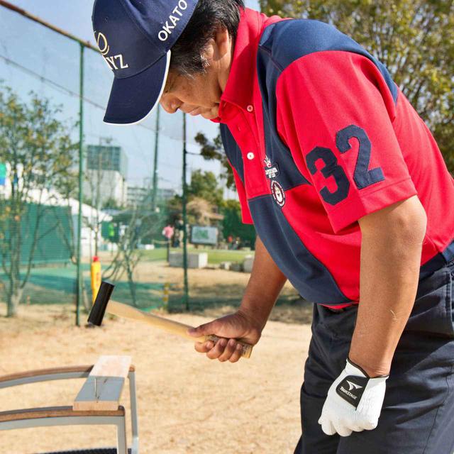 画像: 金槌のように、手首を柔らかく、縦方向に使うことがスウィングでも大切だ