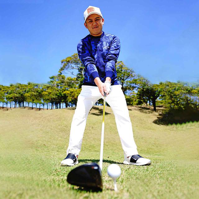画像: 井出尾さんの右つま先を開いたアドレス