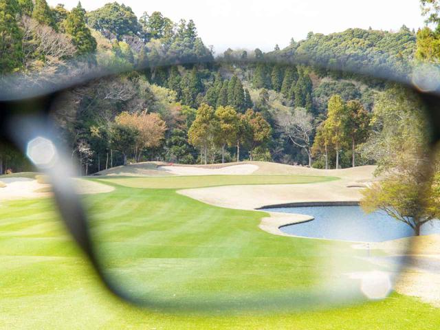 画像: 日差しの強さに応じてレンズ濃度が変わる