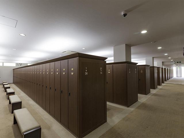 画像: メンバーズロッカーとビジターズロッカーに明確に区切られた男性ロッカー。1672本