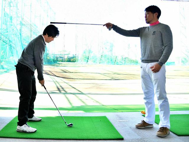画像: アドレスで頭の上にシャフトをセットする