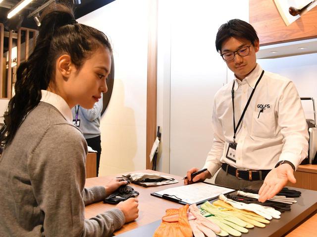 画像: カラーとオプションを選択。マジックテープの部分には1枚あたり500円で最大8文字(全部で7色)の刺繍が入れられる