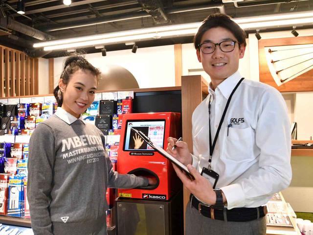 画像: (左)ゴルル 藤澤愛香 (右)ゴルフ5プレステージ広尾店 グローブ担当 落合健太さん