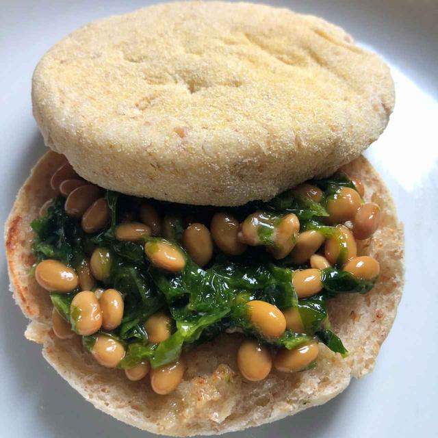 画像: 表面を焼いたマフィンにバターを塗ってあおさ納豆をオン。とろけるチーズにも合いそう
