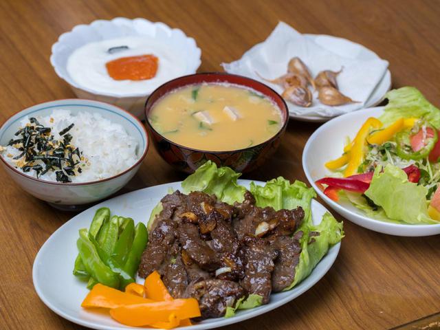 画像: 【肉メイン】牛肉のにんにく醤油焼き、ご飯、味噌汁、サラダ、にんにくの素揚げ、フルーツヨーグルト