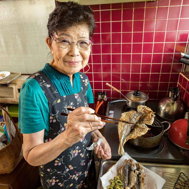 画像: 魚の干物は焼かずに済揚げもおすすめ。頭から尻尾までバリバリと食べられる