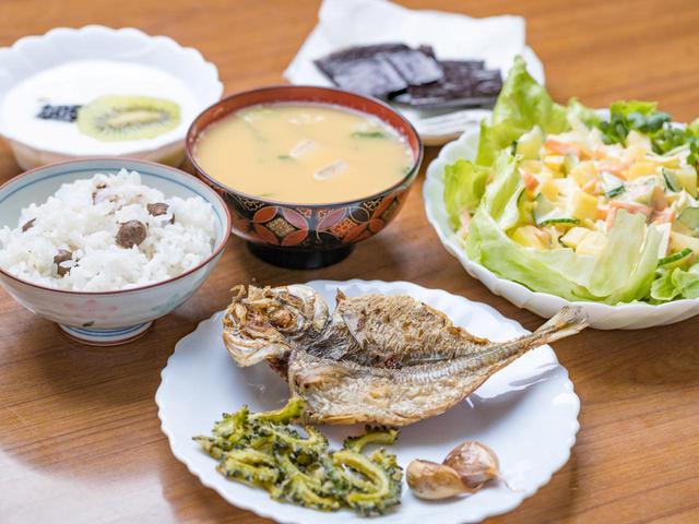 画像: 【魚メイン】あじの一夜干しの素揚げ、むかごご飯、にんにくの素揚げ、ポテトサラダ、のり、フルーツヨーグルト
