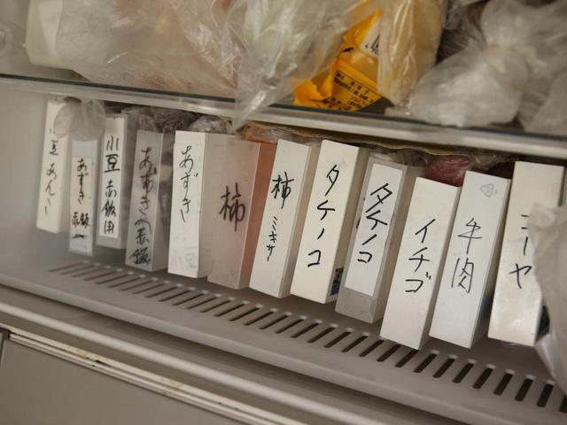 画像: 旬のフルーツや食材を冷凍。昔のビデオテープのケースを活用