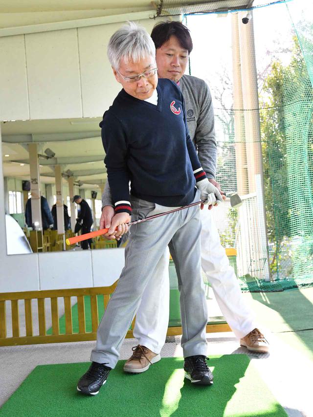画像: テークバックで右腰を切り上げるのと同様に、フォローでは左腰を切り上げるように回すと、右わき腹を縮める動作がしやすく、ハンドファーストに当てやすい