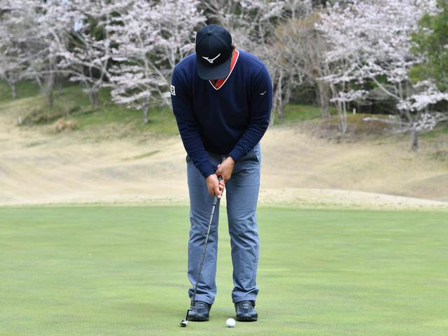 画像2: 【通勤GD】時松隆光プロを育てた異次元打法「みんなの桜美式」Vol.23 パットは右肩の動かし方で決まる ゴルフダイジェストWEB