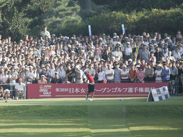 画像: 戸塚CC西Cで行われた日本女子オープン最終日はまさに黒山の人だかり。ギャラリー数が史上初めて2万人を 超え、本大会は4日間で4万8677人の大観衆を集め、この記録はいまだ破られていない。この20歳3カ月での優勝は、当時大会史上最年少優勝、史上最年少ツアー通算10勝目でもあった。この年宮里は計6勝を挙げる