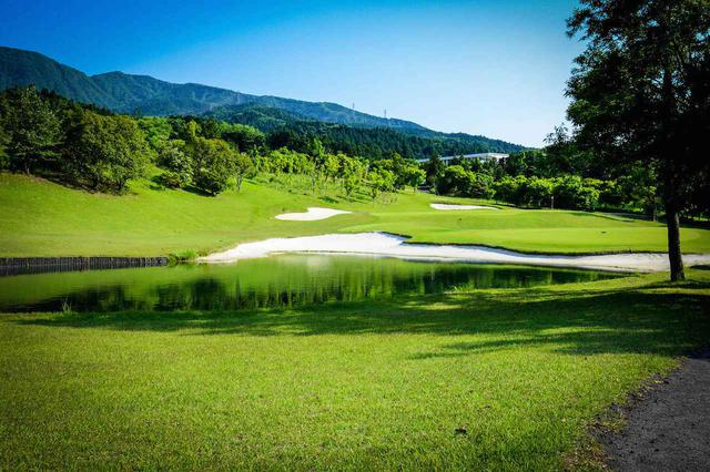 画像: 雄大な景色を楽しみながらのプレーは格別