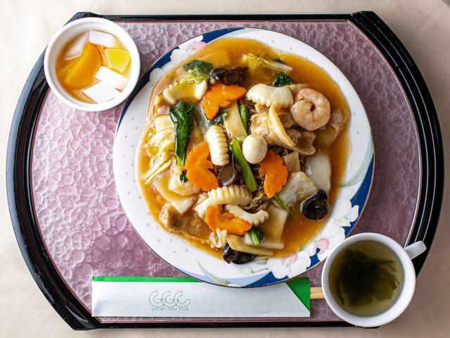 画像: 具材は旬の食材を五品以上使用。この日は白菜、きくらげ、人参、小松菜、エビ、イカ、豚肉、うずらの卵。中華スープ、デザート付