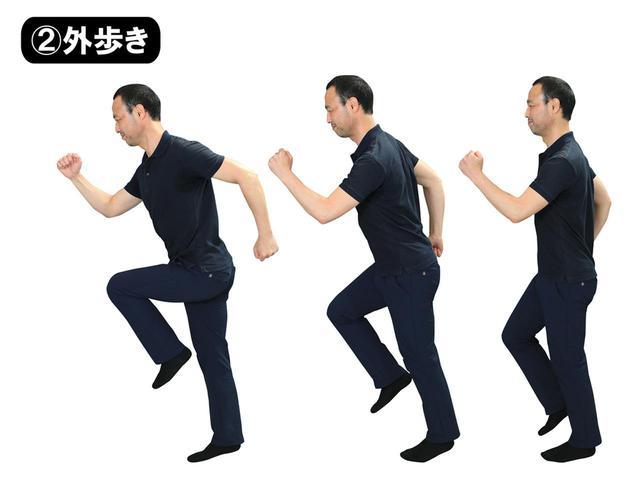 画像: 「その場歩き」から重心を前に傾けると勝手に前に進む。足を後ろに蹴る意識はなくてもいい。足を置いた瞬間、重心が後ろに残っているとブレーキがかかりひざにも負担が。小さな歩幅から始めよう