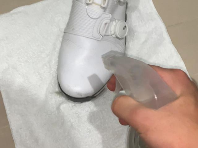 画像: シューズの手入れ