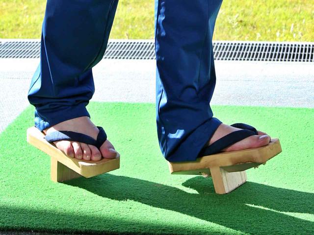 画像: 「右足のつま先でボールを踏んで打つと、バランスを保つのが難しくなる。下駄と同じ効果が得られるはずです」