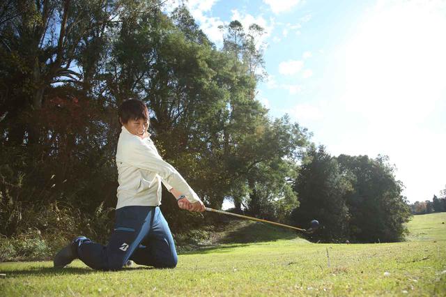 画像: 手元を先行させたり、下の力を使おうとしたりすると、ボールを上手くとらえられない