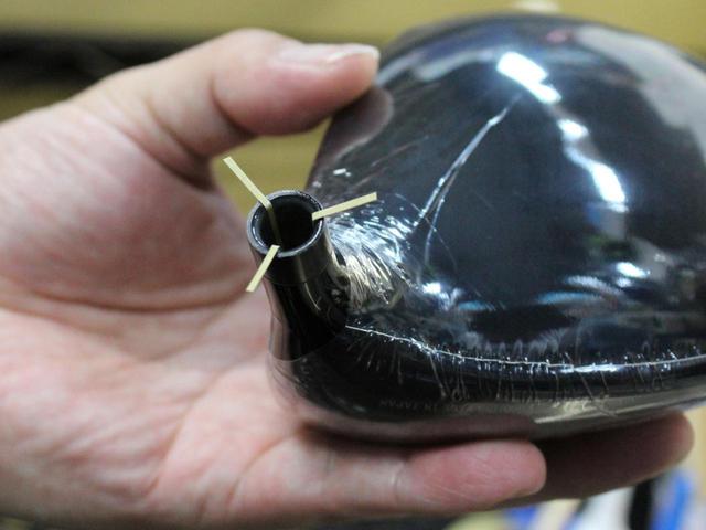 画像: 細くカットした紙やすりをホーゼル部に噛ませることで、より確実にヘッドとシャフトを固定する今井氏のテクニック