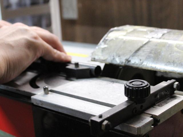 画像: 完璧なバランスを目指して慎重にシャフトをカットしていく