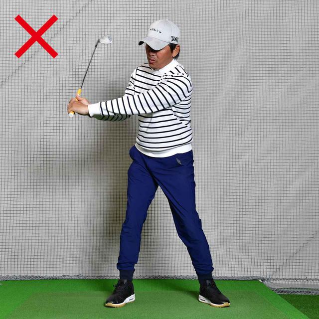 画像: 手首で動きを作るのはNG