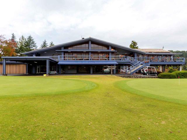 画像: 1階は改修により大きな空間を確保 2階は山小屋風の原設計を尊重