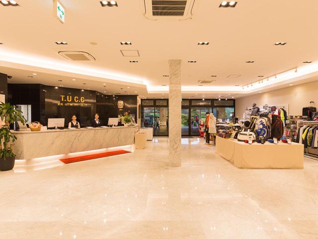 画像: 大理石の床が象徴的なフロント、ロビー