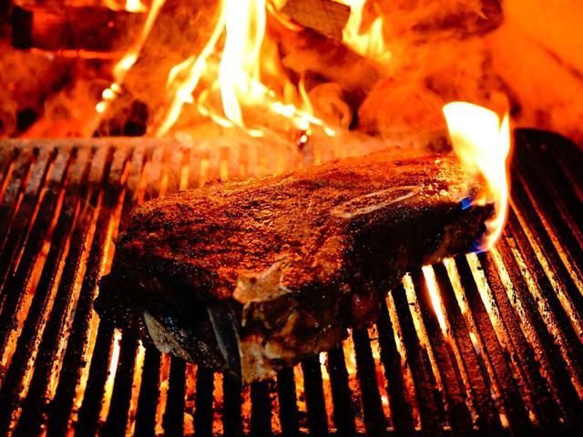 画像: 塩主体のシンプルな味付け。熟成された香りと肉汁の旨味が引き立っている。脂が落ちるから意外とあっさり!