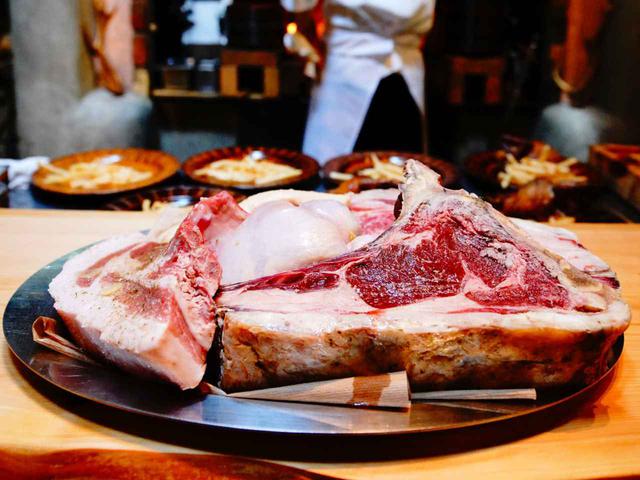 画像: 現物の「肉」を見ながらオーダーするスタイル