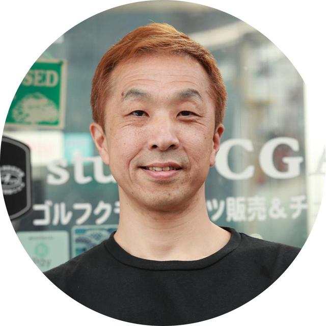 画像: 山﨑康寛さん トップアマでもあるクラフトマン。プロも通うゴルフ工房「スタジオCGA」代表。自身もL字パターを愛用し、カスタムしている
