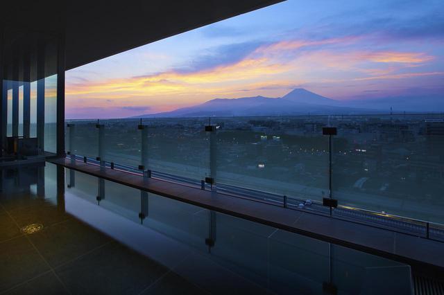 画像: 露天風呂男性夕景
