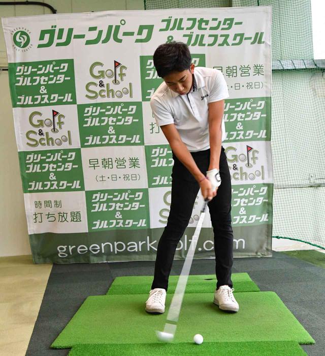 画像3: 【通勤GD】かなり気をつけて振らないと体が右にズレてしまう。それなら1軸を意識してトップから鋭く叩こう