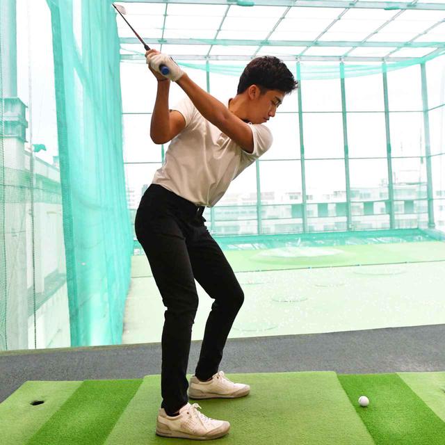 画像9: 【通勤GD】かなり気をつけて振らないと体が右にズレてしまう。それなら1軸を意識してトップから鋭く叩こう